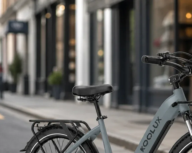 Deux vélos électriques urbains Koolux X2 et X3 côte à côte devant un passage piéton