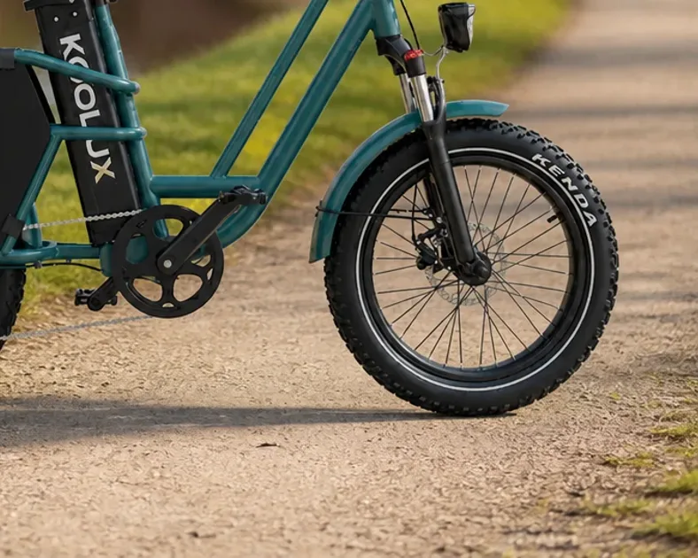 Comparatif des vélos cargo électriques Koolux X7, X7 PRO et X8 alignés en ville