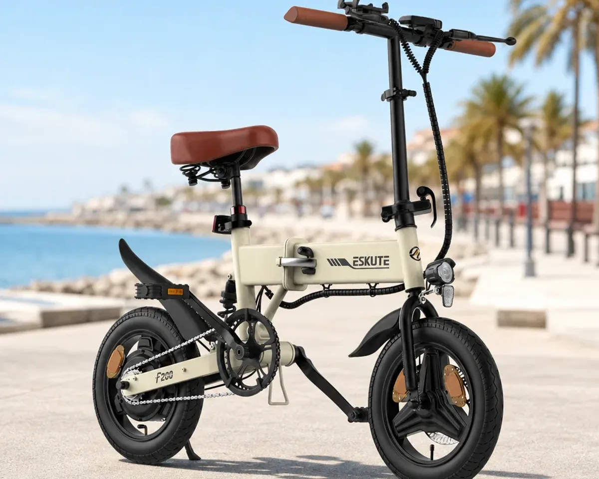 ESKUTE F200 vélo électrique pliant gris foncé, vu de profil, plié à côté d’un bureau