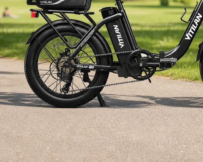 Vitilan U3 vélo électrique pliable fat bike posé dans un intérieur urbain