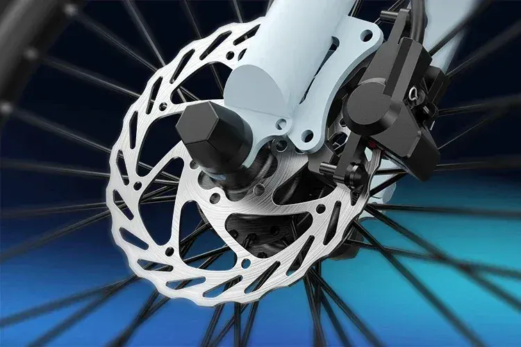 ADO Air 20 en usage urbain, cycliste roulant sur piste cyclable, vue arrière