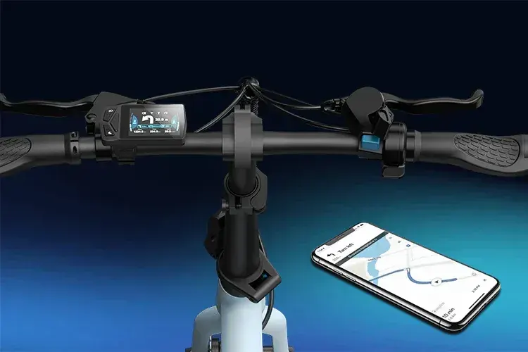 Écran IPS 2,4 pouces de l'ADO Air 20 Pro affichant vitesse et niveau d'assistance
