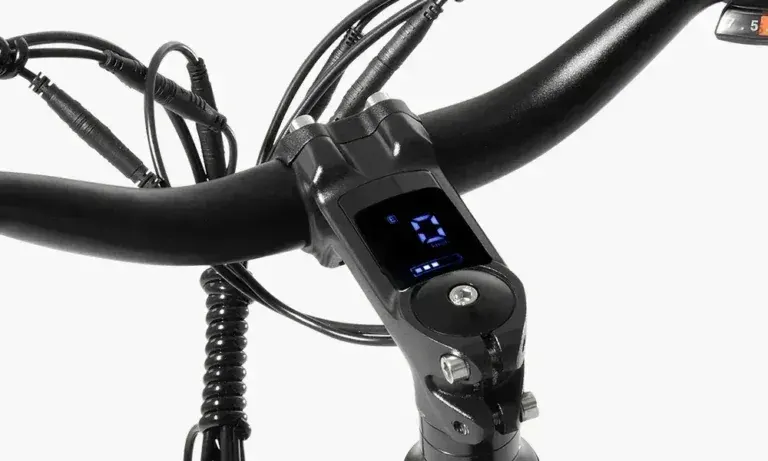 DYU C1 en circulation dans une rue, cycliste en selle