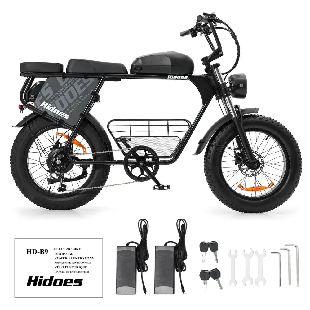 Hidoes B9 : pneu 20x4 pouces à crampons sur terrain mixte, vue rapprochée.