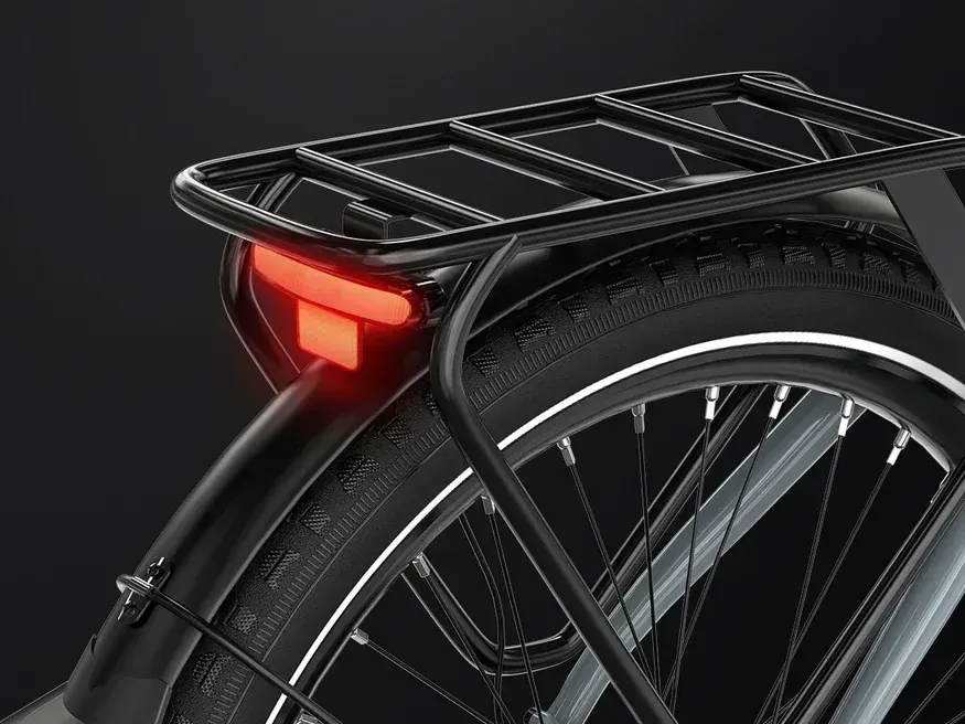 Cycliste roulant sur une piste urbaine avec le Koolux X3 rouge.