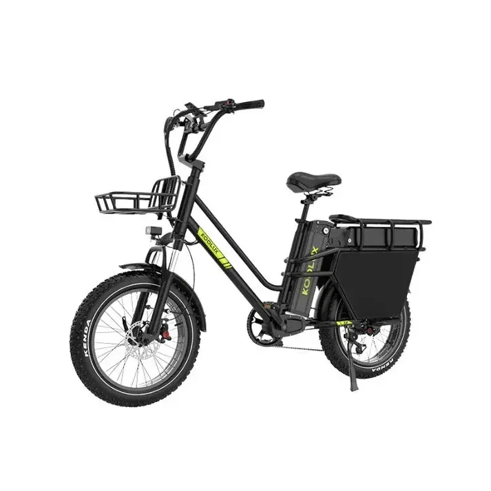 Koolux X8 en usage urbain, chargé de colis, roulant sur route pavée.