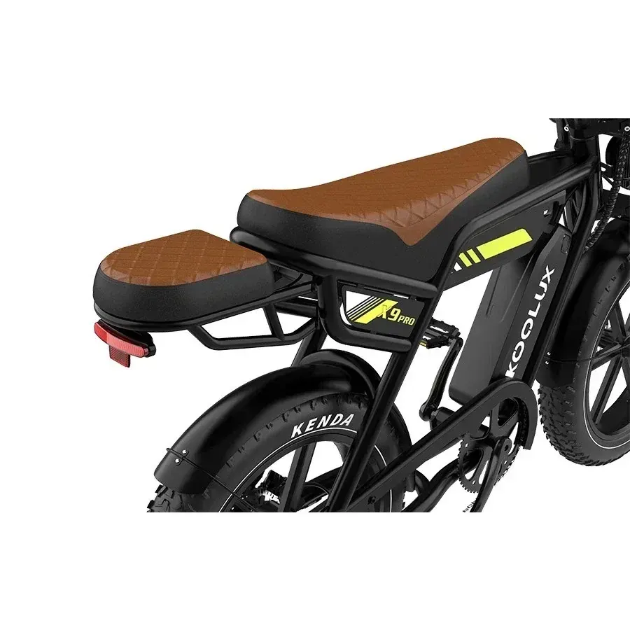 Koolux X9 Pro, vue latérale complète, cadre noir robuste, pneus tout-terrain, guidon avec écran LCD.