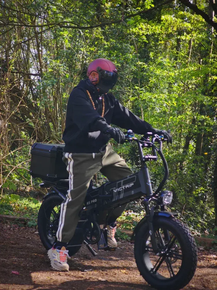 Écran de contrôle du Victrip R5 Pro affichant vitesse et niveau d'assistance, guidon ergonomique.