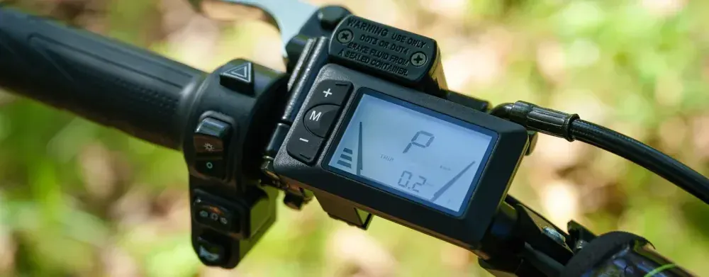 Écran LCD du Vipcoo H3 affichant vitesse et niveau de batterie.