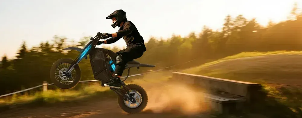 Vipcoo H3 en action sur un sentier accidenté, suspension active.