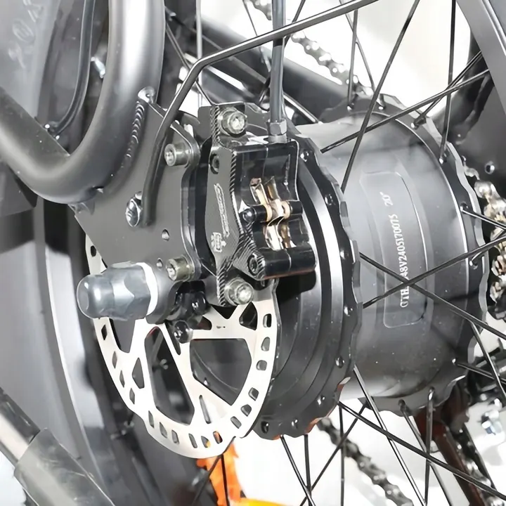 Logo EMOKO sur le cadre du vélo électrique C91 1000W
