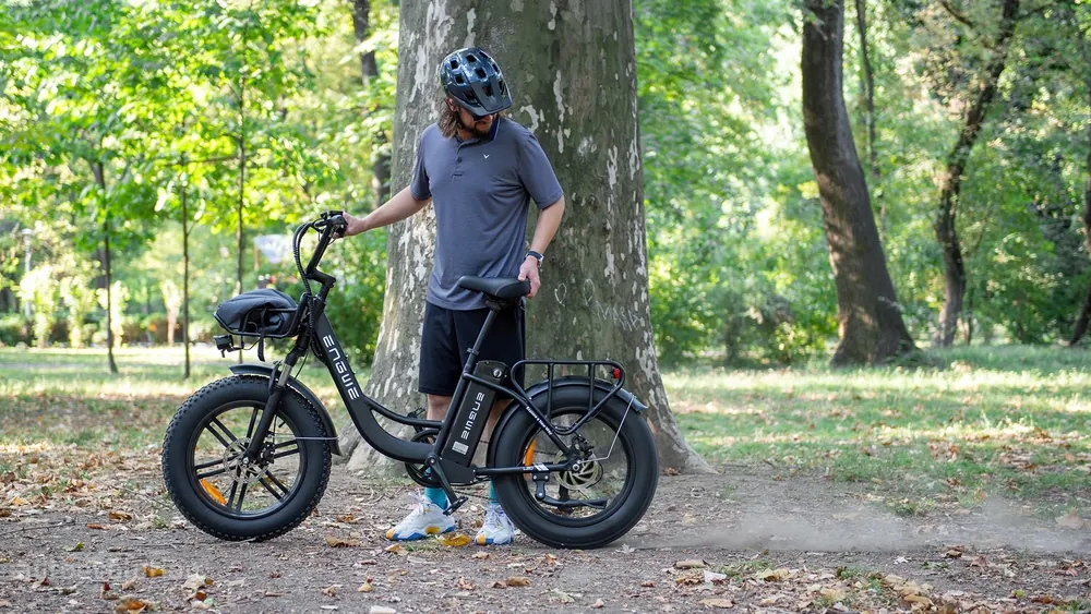 Vue d'ensemble du vélo électrique ENGWE L20 BOOST noir avec batterie 48V 13Ah